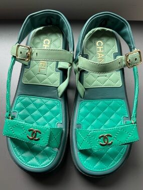 Chanel 2023 Pre-Spring Two-Tone Green Quilted Leather Sandals Size 39 with box